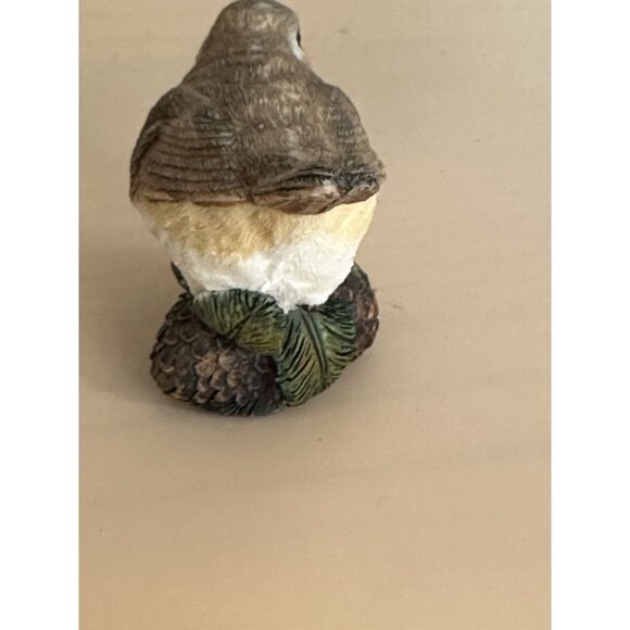 Robin Bird Sitting On Acorns Figurine Home Office Decor Bird Lovers - Picture 5 of 11